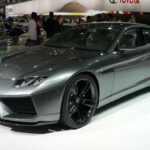 Un Lamborghini de cuatro puertas que rompía con todo. Motor delantero, enfoque más práctico y usable a diario. Aunque nunca se produjo, sentó las bases para futuros modelos como el Urus.