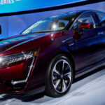 El Honda Clarity Fuel Cell exploró el potencial del hidrógeno como alternativa energética. Ofrecía autonomía competitiva y cero emisiones, pero dependía de una infraestructura inexistente en la mayoría de los mercados. Un claro ejemplo de tecnología adelantada a su tiempo.
