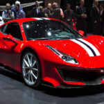 El Ferrari 488 Pista llevó la experiencia de circuito a la calle. Su V8 biturbo y su enfoque en peso y aerodinámica lo convirtieron en uno de los Ferrari más precisos y extremos de la era moderna.