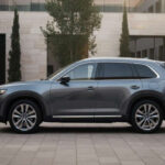 El diseño del CX-90 apuesta por proporciones elegantes, con un capó largo y líneas limpias. Su estética transmite una imagen sofisticada que fácilmente puede confundirse con la de un SUV europeo de alta gama.