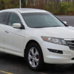 Una mezcla difícil de definir entre sedán, hatchback y SUV. El Crosstour nunca encontró su identidad clara. Aunque era competente en varios aspectos, su diseño y concepto híbrido lo hicieron uno de los Honda más incomprendidos.