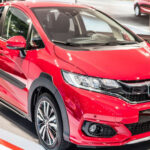 Pequeño, liviano y sorprendentemente divertido. El Fit RS ofrece una base accesible para modificaciones, con buena suspensión y motor eficiente. Perfecto para builds creativos que combinan practicidad y rendimiento.