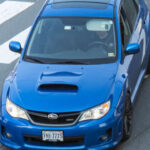 El Subaru Impreza WRX no parecía un deportivo llamativo a simple vista, pero su rendimiento cambió esa percepción rápidamente.

Su tracción total y su carácter inspirado en el rally lo consolidaron como uno de los compactos deportivos más respetados del mercado.