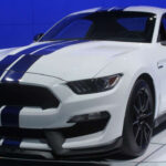 El Ford Shelby GT350 utiliza un motor V8 con cigüeñal plano, lo que le da un sonido muy distinto al de otros muscle cars.

Su nivel de decibelios puede superar los 100 dB en altas revoluciones, con un tono más agudo y de competición.
