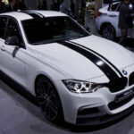 El BMW 335i es uno de los sleepers más respetados gracias a su motor turbo de seis cilindros en línea.

Sin grandes elementos visuales deportivos, ofrece una aceleración muy seria y un equilibrio dinámico notable.