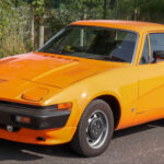 El TR7 apostaba todo al diseño, pero su motor de 105 CV no acompañaba. Era lento en aceleración y además arrastraba problemas de calidad de producción.