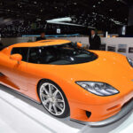 El Koenigsegg CCR sorprendió al mundo en 2005 al batir el récord de velocidad con 242,04 mph. Su V8 biturbo de 4.7 litros entrega 806 CV, cifras modestas comparadas con los estándares actuales, pero revolucionarias en su época. Fue el inicio del dominio sueco en el segmento de hiperdeportivos.