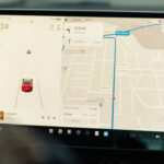 El interior minimalista reduce botones físicos, lo que obliga a usar la pantalla para muchas funciones básicas. Esto puede ser menos intuitivo en conducción diaria, especialmente para quienes prefieren controles táctiles tradicionales.