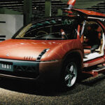 El Gaus introducía un sistema de puertas divididas extremadamente innovador, con apertura superior e inferior independiente. Era un SUV conceptual que exploraba nuevas formas de acceso al vehículo, aunque su complejidad impidió su llegada a producción.