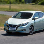 El Leaf es uno de los eléctricos más veteranos, pero sigue siendo una opción lógica por su precio. Ofrece un interior amplio y un maletero de 435 litros. La versión e+ mejora notablemente el rendimiento con 217 CV. Aunque su autonomía es inferior a modelos más modernos, su coste lo convierte en una puerta de entrada ideal al mundo eléctrico.