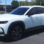 El Mazda CX-50 es una opción más reciente en el mercado de segunda mano, con un diseño más robusto y una postura más ancha. Es ideal si buscas algo más aventurero que el CX-5, aunque su precio usado puede ser más elevado.