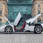 El diseño lleva la firma de Pininfarina, combinando agresividad aerodinámica con elegancia italiana. Este Enzo forma parte del selecto grupo de los “Big Six” de Ferrari, lo que lo posiciona como una inversión de alto nivel dentro del mercado de hiperdeportivos clásicos.