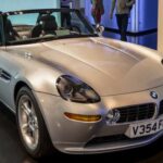 Inspirado en el BMW 507, el Z8 mezcla estilo retro con tecnología moderna. Su carrocería de aluminio, líneas amplias y detalles cromados destacan antes de encender el motor. El V8 bajo el capó ofrece un rugido memorable, mientras que el interior combina confort contemporáneo con toque vintage, consolidándolo como un convertible deseado por coleccionistas.