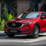 El Mazda CX-5 combina dinamismo con eficiencia. Es divertido de conducir, económico y bastante fiable. Aunque puede presentar pequeños fallos electrónicos o desgaste en frenos, muchos propietarios reportan más de 150.000 km sin problemas importantes.