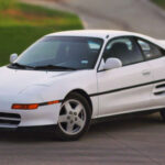 El Toyota MR2 tenía gran potencial, pero su comportamiento era traicionero. El sobreviraje repentino lo hacía difícil de controlar, convirtiéndolo en un coche peligroso para conductores sin experiencia.