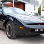 Más que un auto, una máquina inteligente. Con inteligencia artificial y tecnología futurista, KITT no solo es el más avanzado… también el más rápido de esta lista.