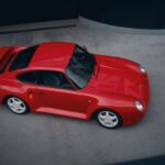 El Porsche 959 fue una revolución tecnológica que sentó las bases de los superdeportivos modernos. Con un motor bóxer biturbo de 444 CV, tracción total y suspensión activa, alcanzaba los 310 km/h y aceleraba de 0 a 100 km/h en 3.6 segundos. Fue uno de los coches más avanzados de su tiempo y un referente absoluto en ingeniería.