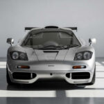 El McLaren F1, diseñado por Gordon Murray, llevó el concepto de superdeportivo a otro nivel. Con 627 CV, una posición de conducción central y tres plazas, alcanzó los 386 km/h en 1998, récord que mantuvo durante años. Era adelantado a su tiempo en todos los aspectos.