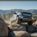 El modelo incluiría placas protectoras de aluminio y acero para proteger componentes clave como el motor, la transmisión y la caja de transferencia. También incorporaría protecciones laterales para uso en terrenos rocosos.