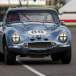 El Griffith original de los años 60 combinaba un pequeño chasis con un potente motor V8 Ford, creando un coche extremadamente rápido pero difícil de controlar. Su comportamiento impredecible y problemas de calidad no impidieron que se convirtiera en un icono para coleccionistas.