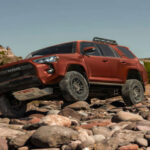 El 4Runner es sinónimo de resistencia extrema, especialmente fuera del asfalto. Sin embargo, su diseño antiguo y menor eficiencia lo hacen menos atractivo en uso diario. Aun así, sigue siendo una opción sólida para quienes priorizan durabilidad.