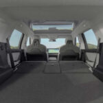 Los asientos traseros se pliegan completamente, permitiendo dormir dentro del vehículo. Además, cuenta con soluciones prácticas para viajes y vida al aire libre.