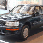 El Toyota Celsior, conocido fuera de Japón como Lexus LS 400, fue una revolución en el segmento premium. Lanzado en 1989, ofrecía calidad de construcción, refinamiento y fiabilidad a niveles que rivalizaban con Mercedes-Benz y BMW, cambiando para siempre la percepción global de las marcas japonesas.
