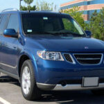 El Saab 9-7X fue un SUV que nunca logró encajar con la identidad de la marca. Basado en plataformas de General Motors, carecía de elementos distintivos suficientes para atraer tanto a clientes de Saab como a compradores de SUV tradicionales.