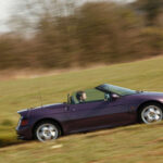 El Lotus Elan SE sorprendió por su tracción delantera, algo inusual en la marca. Su motor turbo de 163 CV ofrece buenas prestaciones y lo convierte en un deportivo interesante dentro del mercado clásico británico.