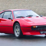 Los Ferrari destinados a EE.UU. suelen ser más pesados y menos potentes por normativas. Versiones europeas de modelos como el Ferrari 360 Modena suelen ser más buscadas.