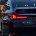 El Lexus ES 350 combina lujo y fiabilidad con un motor V6 y transmisión automática tradicional. Evita sistemas complejos, lo que reduce averías y mantiene costes similares a modelos generalistas.