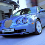El Jaguar S-Type combinó diseño retro con tecnología moderna. Ofrecía desde motores diésel eficientes hasta potentes V8 sobrealimentados, destacando por su confort y refinamiento.