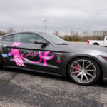 El Ford Mustang Shelby GT500 llevó el concepto del Mustang a otro nivel. Con su diseño agresivo, franjas de competición y potente motor V8, se convirtió en un símbolo del rendimiento americano.