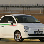 El Fiat 500 actual, lanzado en 2007, recupera la esencia estética del modelo original con tecnología moderna. Aunque más grande y sofisticado, mantiene el diseño retro como su principal argumento comercial y emocional.