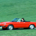 El Alfa Romeo Spider es un roadster clásico con gran carga emocional y diseño atemporal. Las versiones más modernas siguen siendo accesibles, pero su valor está aumentando progresivamente.