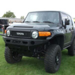 Inspirado en el clásico FJ40, combinaba look retro con gran capacidad off-road. Lanzado en 2006, tuvo buena recepción, pero fue discontinuado en 2014 por normativas y ventas. Hoy mantiene un fuerte culto entre aventureros.