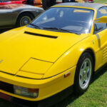 El Ferrari Testarossa trascendió el automovilismo. Su diseño icónico y su presencia en la cultura pop lo convirtieron en símbolo de los años 80. Representaba lujo, velocidad y estilo como pocos autos en la historia.