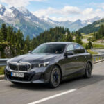 El BMW Serie 5 ofrece alto rendimiento y confort, pero su mantenimiento es exigente.

Los talleres reportan fugas de aceite, fallos eléctricos y costes elevados fuera de garantía.

Es un coche premium, pero no siempre el más económico de mantener a largo plazo.