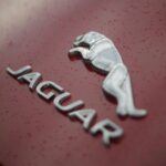 Menos potente que el V8, pero más equilibrado. Mejor reparto de pesos y una experiencia más aprovechable en el día a día.