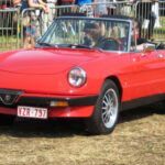 Un clásico de estilo, pero con rendimiento limitado. Su motor de 115 CV era suficiente para pasear, no para correr. En versiones de EE.UU. era aún más lento.