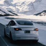 La autonomía homologada no siempre refleja el uso real. Factores como clima frío, velocidad en autopista o carga del vehículo pueden reducir notablemente la distancia efectiva entre cargas, algo crítico en viajes largos.