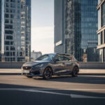 El Cupra Leon mantiene una estética relativamente discreta, pero su configuración deportiva cambia completamente su carácter. Su dirección precisa y su motor turbo lo convierten en uno de los compactos más equilibrados entre uso diario y conducción dinámica.