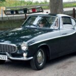 Elegancia escandinava pura. Su diseño limpio y su fama (gracias a la TV) lo hacen destacar. Además, es conocido por su durabilidad.