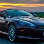 El DB9 Volante combina elegancia y potencia sin esfuerzo. Su motor V12 ruge suavemente mientras el diseño fluido de capó largo y laterales esculpidos impresiona. Ideal para recorrer la costa o la autopista, este roadster británico es presencia pura, un auto que nunca pasa desapercibido.