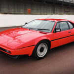 El motor M88 de BMW es uno de los seis en línea más celebrados. Debutó en el BMW M1 y posteriormente en el BMW M5, ofreciendo un equilibrio perfecto entre rendimiento y refinamiento. Su evolución marcó el ADN deportivo de la marca durante décadas.