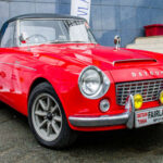 El primer gran deportivo de la marca. Inspirado en roadsters británicos, combinaba buen diseño, precio accesible y éxito en competición.