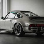 El Porsche 930 Turbo se ganó el apodo de “Widowmaker” por su comportamiento impredecible. Su turbo entraba de forma abrupta en plena curva, generando pérdidas de control inesperadas. Aunque “solo” tenía 260 CV, su entrega de potencia lo hacía extremadamente peligroso.