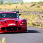 El TVR Cerbera Speed 12 es posiblemente el coche más extremo de la marca. Con un motor V12 de 7.7 litros y unos 800 CV, era tan brutal que el propio jefe de TVR decidió cancelar su producción por considerarlo demasiado peligroso. Solo se fabricó una unidad, lo que lo convierte en una pieza única.