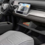 Incorpora mejoras como nuevos controles en el volante, doble guantera y un tamaño más ágil. Estas diferencias lo hacen más práctico en el uso diario.