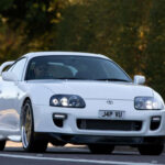 Uno de los motores más legendarios jamás creados. Famoso por su fiabilidad y capacidad de modificación extrema, puede superar fácilmente las 250,000 millas. Su reputación lo convierte en un ícono del mundo automotor.